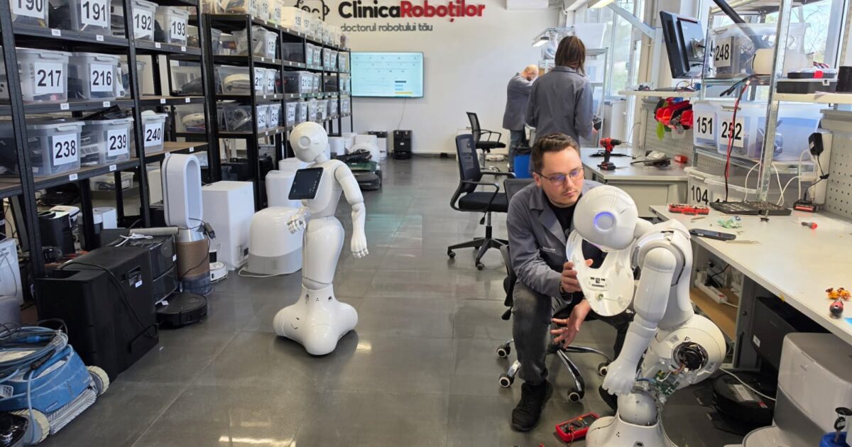 Atelierul Robot Clinic din Romania - tehnicieni la lucru pe roboti si aparatura, service autorizat