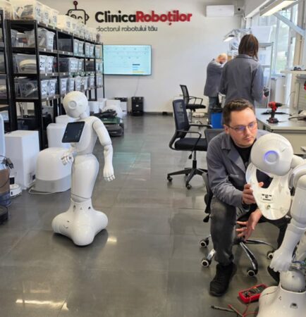 Atelierul Robot Clinic din Romania - tehnicieni la lucru pe roboti si aparatura, service autorizat