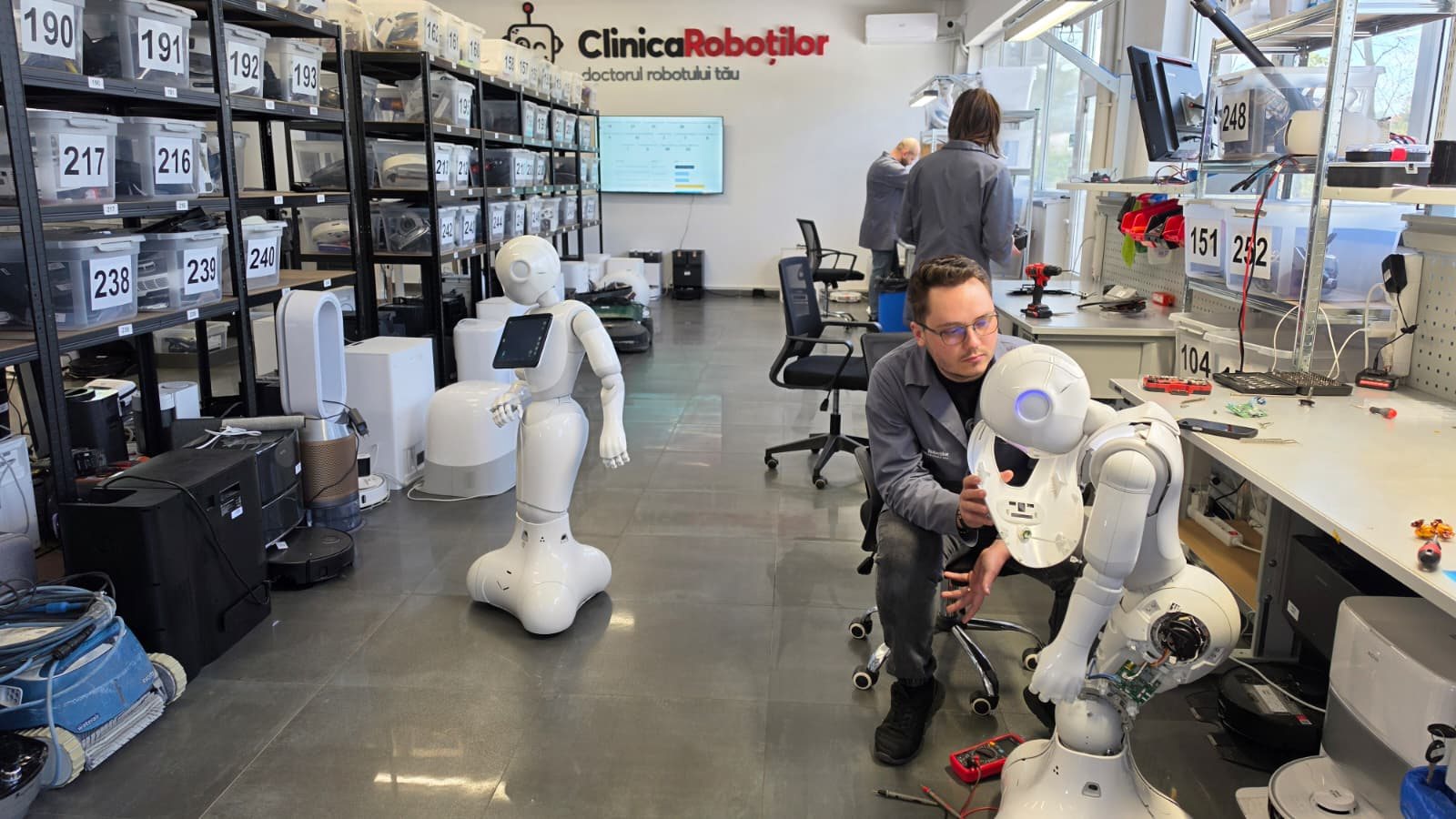 Atelierul Robot Clinic din Romania - tehnicieni la lucru pe roboti si aparatura, service autorizat